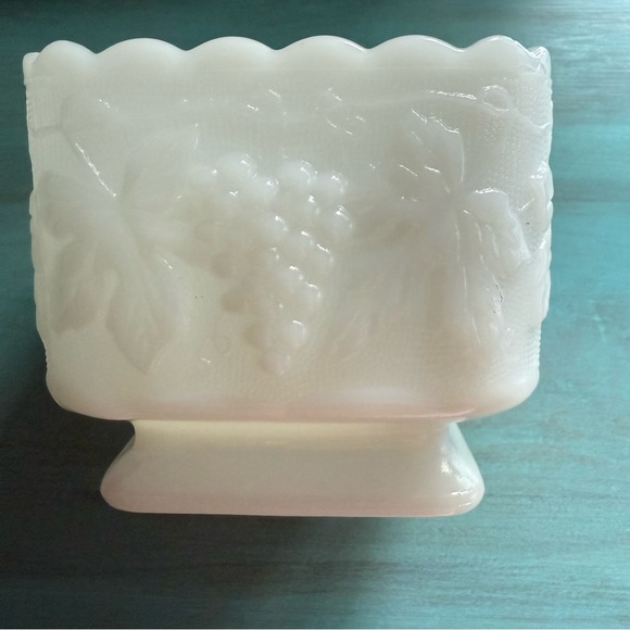 Anchor Hocking Milk Glass White Embossed Grape Design Vase Dish - Picture 4 of 11